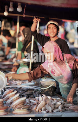 Verkäufer verkaufen Fisch auf dem Markt in Kota Kinabalu, Borneo Stockfoto