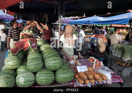 Händler, die frisches Obst auf dem Markt in Kota Kinabalu, Borneo verkaufen Stockfoto