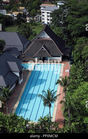 Luftaufnahme des olympischen Schwimmbades in Kuching, Borneo, Malaysia Stockfoto