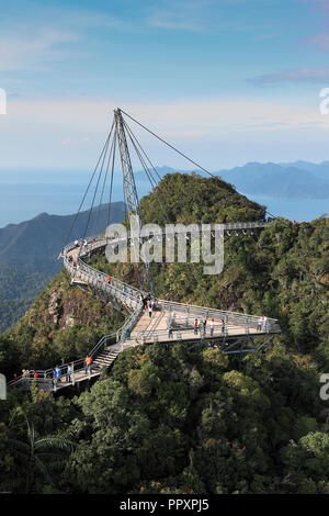 Menschen zu Fuß auf der Langkawi Sky Bridge auf die Insel Langkawi, Malaysia Stockfoto