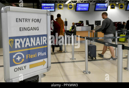 28. September 2018, Brandenburg, Schönefeld: Passagiere am Flughafen in Schönefeld bei Ryanair offen Check-in-Schalter. Die Piloten und Flugbegleiter der irischen Gesellschaft Ryanair fliegt in den Streik gehen. Das Unternehmen verfügt über vergleichsweise wenige Flüge für Freitag, der mit dem Beginn der Saison in einigen deutschen Staaten fällt abgebrochen. Foto: Bernd Settnik/dpa-Zentralbild/dpa Stockfoto