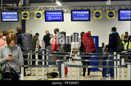 28. September 2018, Brandenburg, Schönefeld: Passagiere Warteschlange bei Ryanair offen Check-in-Schalter am Flughafen Schönefeld. Die Piloten und Flugbegleiter der irischen Gesellschaft Ryanair fliegt in den Streik gehen. Foto: Bernd Settnik/dpa-Zentralbild/dpa Stockfoto