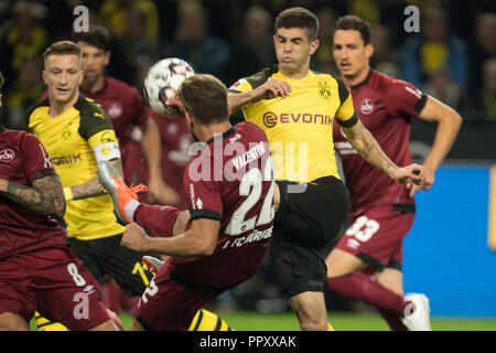 Dortmund, Deutschland. 26 Sep, 2018. Christian PULISIC (rechts, DO) versus Enrico VALENTINI (N), Aktion, Duellen, Fußball 1. Fussballbundesliga, 5. Spieltag, Borussia Dortmund (DO) - FC Nürnberg (N) 7:0, 26/09/2018 in Dortmund/Deutschland. € | Nutzung der weltweiten Kredit: dpa/Alamy leben Nachrichten Stockfoto