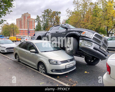 Moskau, Russland. 28. Sep 2018. Das Fahrzeug stürzte in eine Anzahl von Autos und fuhr auf dem Dach des Autos bei einem Unfall mit mehreren Fahrzeugen am 28. September 2018 in Moskau, Russland Quelle: Dmitri Winogradow/Alamy leben Nachrichten Stockfoto