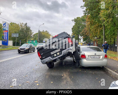 Moskau, Russland. 28. Sep 2018. Das Fahrzeug stürzte in eine Anzahl von Autos und fuhr auf dem Dach des Autos bei einem Unfall mit mehreren Fahrzeugen am 28. September 2018 in Moskau, Russland Quelle: Dmitri Winogradow/Alamy leben Nachrichten Stockfoto