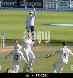 London, Großbritannien. 27. September 2018. Morne Morkel, Bowling für Surrey, feiert mit Teamkollegen Ollie Papst und Buchsen nach dem Abrufen der wicket von Simon Harmer an Tag vier der Specsavers County Championship Game am Oval. David Rowe/Alamy Leben Nachrichten. Stockfoto