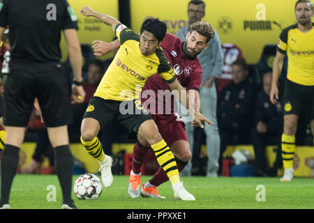 Dortmund, Deutschland. 26 Sep, 2018. Keine VERKÄUFE IN JAPAN! Shinji KAGAWA, TUN, Links, gegenüber Enrico VALENTINI, FC Nürnberg, Aktion, Duellen, Fußball 1. 1. Fussballbundesliga, 5. Spieltag, Borussia Dortmund (DO) - FC Nürnberg (N) 7:0, am 26.09.2018 in Dortmund/Deutschland, € | Nutzung der weltweiten Kredit: dpa/Alamy leben Nachrichten Stockfoto