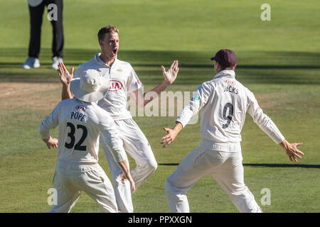 London, Großbritannien. 27. September 2018. Morne Morkel, Bowling für Surrey, feiert mit Teamkollegen Ollie Papst und Buchsen nach dem Abrufen der wicket von Simon Harmer an Tag vier der Specsavers County Championship Game am Oval. David Rowe/Alamy Leben Nachrichten. Stockfoto