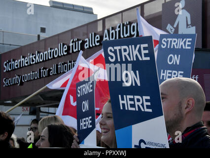 28. September 2018, Brandenburg, Schönefeld: Ryanair Mitarbeiter protestieren gegen außerhalb der Flughafen Schönefeld. Die Piloten und Flugbegleiter der irischen Fluggesellschaft Ryanair Streik. Ryanair hatte am Donnerstag verkündete, dass sie weniger als 100 Flüge wegen des Streiks Beteiligung der deutschen Mannschaften abgesagt werden. Die Gewerkschaften Verdi und VC betrachtet diese Ankündigung zu niedrig zu sein. Foto: Bernd Settnik/dpa-Zentralbild/dpa Stockfoto