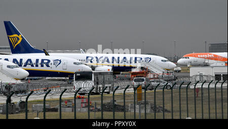 28. September 2018, Brandenburg, Schönefeld: easyJet (r) Flugzeug rollt hinter geparkten Ryanair Flugzeug am Flughafen Schönefeld. Nach einem flugplan Bewertung des Portals "Airliners.de "Die irische Firma 133 Verbindungen von Freitag Morgen nach und aus Deutschland geschnitten hat. Das wäre Knapp 40 Prozent der üblichen bieten werden. Foto: Bernd Settnik/dpa-Zentralbild/dpa Stockfoto