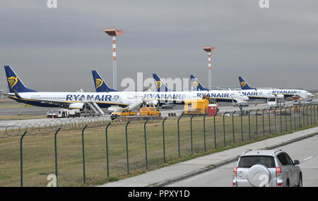 28. September 2018, Brandenburg, Schönefeld: Ryanair Flugzeuge am Flughafen Schönefeld geparkt. Nach einem flugplan Bewertung des Portals "Airliners.de "Die irische Firma 133 Verbindungen von Freitag Morgen nach und aus Deutschland geschnitten hat. Das wäre Knapp 40 Prozent der üblichen bieten werden. Foto: Bernd Settnik/dpa-Zentralbild/dpa Stockfoto