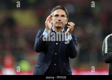 Mainz, Deutschland. 26 Sep, 2018. firo: 26.09.2018 Fußball, Fußball: 1. Bundesliga, Saison 2018/2019 FSV FSV FSV Mainz 05 - VfL Wolfsburg 0:0 VfL-coach Bruno Labbadia, endgültige Jubel, Jubel, Claps, Beck, | Verwendung der weltweiten Kredit: dpa/Alamy leben Nachrichten Stockfoto