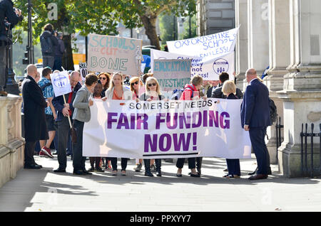 Westminster, Großbritannien. 28. September 2018. Bis zu 1000 Schulleiter für eine Rallye im Parlament Platz vor marschieren Downing Street in einem Brief an Nr. 11 gegen reale Begriff Kürzungen im bildungsetat und fordert zusätzliche Mittel für Schulen zu protestieren Hand zusammenbauen. Credit: PjrFoto/Alamy leben Nachrichten Stockfoto