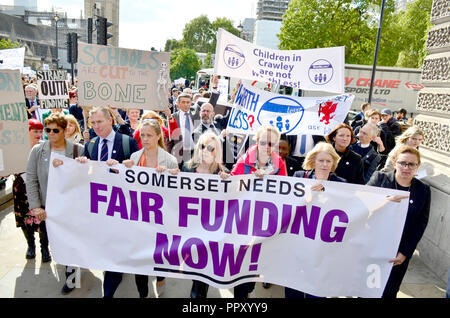 Westminster, Großbritannien. 28. September 2018. Bis zu 1000 Schulleiter für eine Rallye im Parlament Platz vor marschieren Downing Street in einem Brief an Nr. 11 gegen reale Begriff Kürzungen im bildungsetat und fordert zusätzliche Mittel für Schulen zu protestieren Hand zusammenbauen. Credit: PjrFoto/Alamy leben Nachrichten Stockfoto