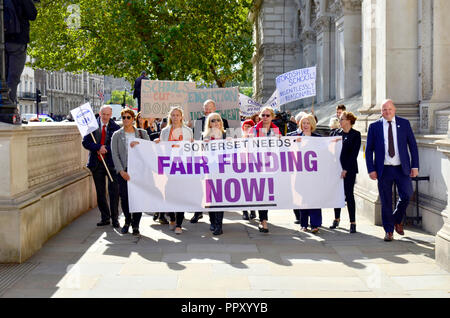 Westminster, Großbritannien. 28. September 2018. Bis zu 1000 Schulleiter für eine Rallye im Parlament Platz vor marschieren Downing Street in einem Brief an Nr. 11 gegen reale Begriff Kürzungen im bildungsetat und fordert zusätzliche Mittel für Schulen zu protestieren Hand zusammenbauen. Credit: PjrFoto/Alamy leben Nachrichten Stockfoto