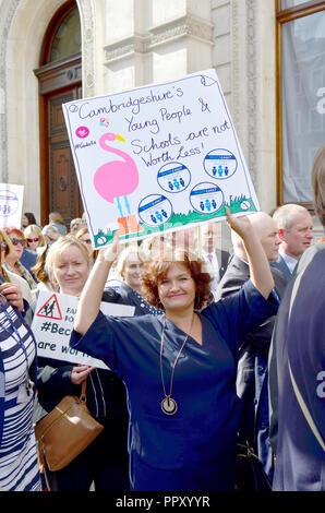 Westminster, Großbritannien. 28. September 2018. Bis zu 1000 Schulleiter für eine Rallye im Parlament Platz vor marschieren Downing Street in einem Brief an Nr. 11 gegen reale Begriff Kürzungen im bildungsetat und fordert zusätzliche Mittel für Schulen zu protestieren Hand zusammenbauen. Credit: PjrFoto/Alamy leben Nachrichten Stockfoto