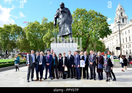 Westminster, Großbritannien. 28. September 2018. Bis zu 1000 Schulleiter für eine Rallye im Parlament Platz vor marschieren Downing Street in einem Brief an Nr. 11 gegen reale Begriff Kürzungen im bildungsetat und fordert zusätzliche Mittel für Schulen zu protestieren Hand zusammenbauen. Credit: PjrFoto/Alamy leben Nachrichten Stockfoto