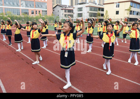 Fuzhou, Chinesische Oper in Fuzhou in der ostchinesischen Provinz Jiangxi. 28 Sep, 2018. Primäre Schüler üben eine spezielle radio Gymnastik, die imitiert Chinesische Oper in Fuzhou in der ostchinesischen Provinz Jiangxi, Sept. 28, 2018. Quelle: Wan Xiang/Xinhua/Alamy leben Nachrichten Stockfoto