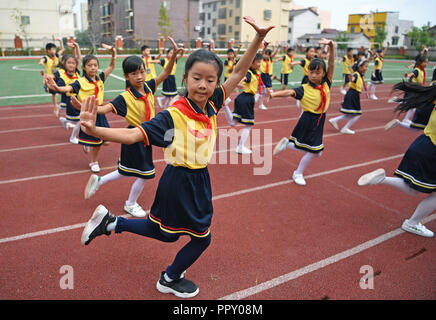 Fuzhou, Chinesische Oper in Fuzhou in der ostchinesischen Provinz Jiangxi. 28 Sep, 2018. Primäre Schüler üben eine spezielle radio Gymnastik, die imitiert Chinesische Oper in Fuzhou in der ostchinesischen Provinz Jiangxi, Sept. 28, 2018. Quelle: Wan Xiang/Xinhua/Alamy leben Nachrichten Stockfoto