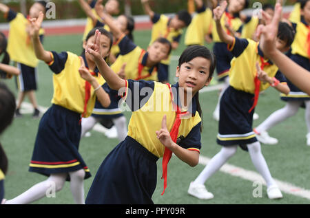 Fuzhou, Chinesische Oper in Fuzhou in der ostchinesischen Provinz Jiangxi. 28 Sep, 2018. Primäre Schüler üben eine spezielle radio Gymnastik, die imitiert Chinesische Oper in Fuzhou in der ostchinesischen Provinz Jiangxi, Sept. 28, 2018. Quelle: Wan Xiang/Xinhua/Alamy leben Nachrichten Stockfoto