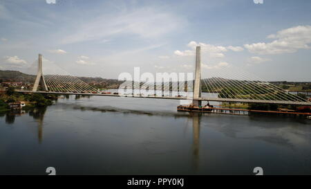 Jinja, Uganda. 28, September, 2018. Bau des neuen Nil Brücke in Jinja ist in der Endphase. Die 525 m Länge Brücke im Wert von $ 123 Mrd. gebaut von Joint Venture von Zenitaka Corporation und Hyundai Engineering und Bau Unternehmen beschränkt, es wird erwartet, dass der Präsident von Uganda, Yoweri Kaguta Museveni am 17. Oktober 2018 in Betrieb genommen werden. Credit: Donald Kirya/Alamy leben Nachrichten Stockfoto