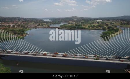 Jinja, Uganda. 28, September, 2018. Bau des neuen Nil Brücke in Jinja ist in der Endphase. Die 525 m Länge Brücke im Wert von $ 123 Mrd. gebaut von Joint Venture von Zenitaka Corporation und Hyundai Engineering und Bau Unternehmen beschränkt, es wird erwartet, dass der Präsident von Uganda, Yoweri Kaguta Museveni am 17. Oktober 2018 in Betrieb genommen werden. Credit: Donald Kirya/Alamy leben Nachrichten Stockfoto