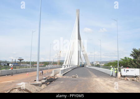 Jinja, Uganda. 28, September, 2018. Bau des neuen Nil Brücke in Jinja ist in der Endphase. Die 525 m Länge Brücke im Wert von $ 123 Mrd. gebaut von Joint Venture von Zenitaka Corporation und Hyundai Engineering und Bau Unternehmen beschränkt, es wird erwartet, dass der Präsident von Uganda, Yoweri Kaguta Museveni am 17. Oktober 2018 in Betrieb genommen werden. Credit: Donald Kirya/Alamy leben Nachrichten Stockfoto