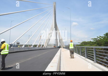 Jinja, Uganda. 28, September, 2018. Bau des neuen Nil Brücke in Jinja ist in der Endphase. Die 525 m Länge Brücke im Wert von $ 123 Mrd. gebaut von Joint Venture von Zenitaka Corporation und Hyundai Engineering und Bau Unternehmen beschränkt, es wird erwartet, dass der Präsident von Uganda, Yoweri Kaguta Museveni am 17. Oktober 2018 in Betrieb genommen werden. Credit: Donald Kirya/Alamy leben Nachrichten Stockfoto