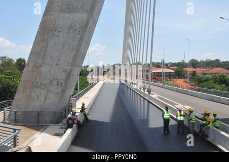 Jinja, Uganda. 28, September, 2018. Bau des neuen Nil Brücke in Jinja ist in der Endphase. Die 525 m Länge Brücke im Wert von $ 123 Mrd. gebaut von Joint Venture von Zenitaka Corporation und Hyundai Engineering und Bau Unternehmen beschränkt, es wird erwartet, dass der Präsident von Uganda, Yoweri Kaguta Museveni am 17. Oktober 2018 in Betrieb genommen werden. Credit: Donald Kirya/Alamy leben Nachrichten Stockfoto