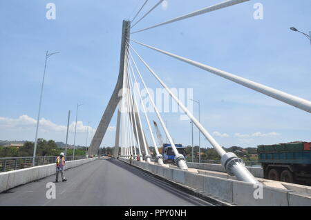 Jinja, Uganda. 28, September, 2018. Bau des neuen Nil Brücke in Jinja ist in der Endphase. Die 525 m Länge Brücke im Wert von $ 123 Mrd. gebaut von Joint Venture von Zenitaka Corporation und Hyundai Engineering und Bau Unternehmen beschränkt, es wird erwartet, dass der Präsident von Uganda, Yoweri Kaguta Museveni am 17. Oktober 2018 in Betrieb genommen werden. Credit: Donald Kirya/Alamy leben Nachrichten Stockfoto