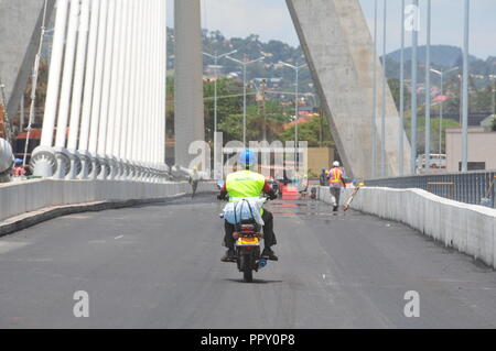 Jinja, Uganda. 28, September, 2018. Bau des neuen Nil Brücke in Jinja ist in der Endphase. Die 525 m Länge Brücke im Wert von $ 123 Mrd. gebaut von Joint Venture von Zenitaka Corporation und Hyundai Engineering und Bau Unternehmen beschränkt, es wird erwartet, dass der Präsident von Uganda, Yoweri Kaguta Museveni am 17. Oktober 2018 in Betrieb genommen werden. Credit: Donald Kirya/Alamy leben Nachrichten Stockfoto