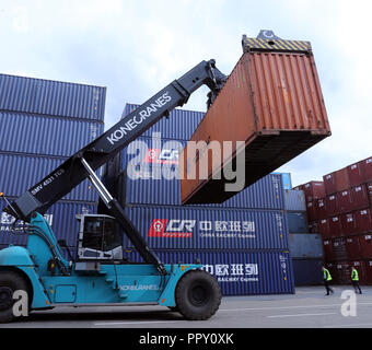 (180928)-BEIJING, Sept. 28, 2018 (Xinhua) - Foto auf April 16, 2018 zeigt Container von China Railway Express in Duisburg Intermodal Terminal (DIT) in Duisburg, Deutschland. (Xinhua / Luo Huanhuan) Stockfoto