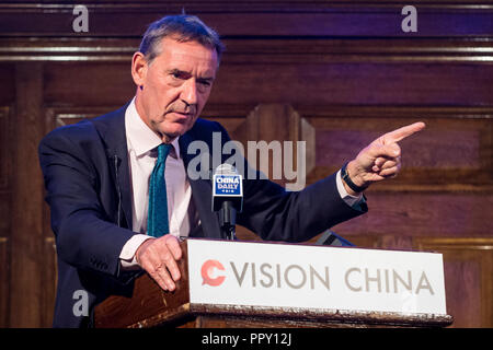 (180928)-BEIJING, Sept. 28, 2018 (Xinhua) - Jim O'Neill, Vorsitzender des renommierten britischen think tanks Chatham House, spricht während eines Forums in London, Großbritannien, an Sept. 13, 2018. (Xinhua / Stephen Chung) Stockfoto