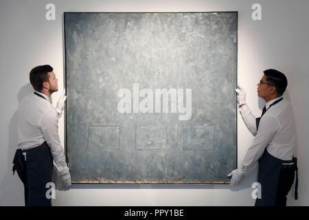 London, Großbritannien. 28. Sep 2018. Christie's Mitarbeiter stellen mit Künstler Jasper Johns Arbeit "graue Rechtecke" im Auktionshaus Christie's in London Freitag, 28. September 2018. Es wird erwartet, dass bis zu 30 Millionen $ zu erzielen, wenn es um Verkauf in New York im November kommt. Foto: © Lukas MacGregor Credit: Lukas MacGregor/Alamy leben Nachrichten Stockfoto