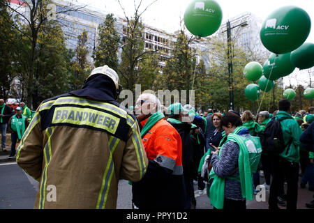 Brüssel, Belgien. 28. Sep 2018. Feuerwehrmänner und Arbeitnehmer aus dem öffentlichen Sektor März während eines Protestes gegen die geplante Rentenreform. Alexandros Michailidis/Alamy leben Nachrichten Stockfoto