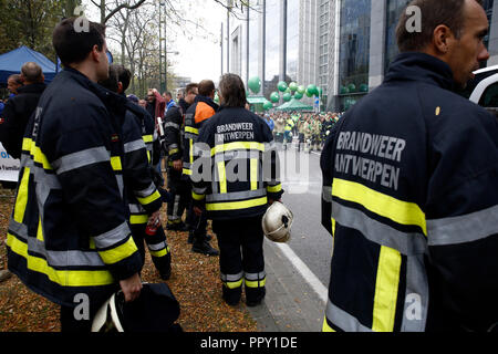 Brüssel, Belgien. 28. Sep 2018. Feuerwehrmänner und Arbeitnehmer aus dem öffentlichen Sektor März während eines Protestes gegen die geplante Rentenreform. Alexandros Michailidis/Alamy leben Nachrichten Stockfoto