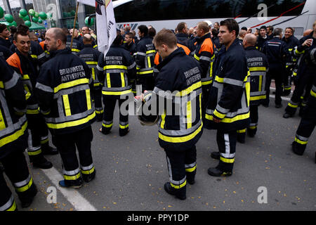 Brüssel, Belgien. 28. Sep 2018. Feuerwehrmänner und Arbeitnehmer aus dem öffentlichen Sektor März während eines Protestes gegen die geplante Rentenreform. Alexandros Michailidis/Alamy leben Nachrichten Stockfoto