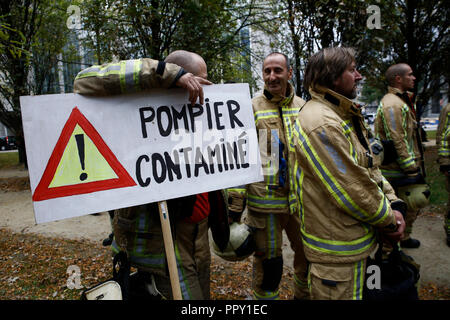 Brüssel, Belgien. 28. Sep 2018. Feuerwehrmänner und Arbeitnehmer aus dem öffentlichen Sektor März während eines Protestes gegen die geplante Rentenreform. Alexandros Michailidis/Alamy leben Nachrichten Stockfoto