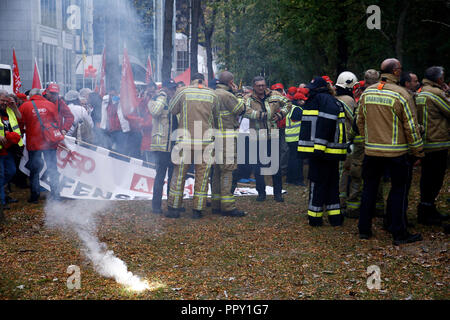 Brüssel, Belgien. 28. Sep 2018. Feuerwehrmänner und Arbeitnehmer aus dem öffentlichen Sektor März während eines Protestes gegen die geplante Rentenreform. Alexandros Michailidis/Alamy leben Nachrichten Stockfoto