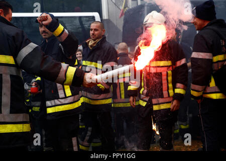 Brüssel, Belgien. 28. Sep 2018. Feuerwehrmänner und Arbeitnehmer aus dem öffentlichen Sektor März während eines Protestes gegen die geplante Rentenreform. Alexandros Michailidis/Alamy leben Nachrichten Stockfoto