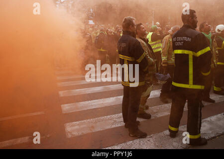 Brüssel, Belgien. 28. Sep 2018. Feuerwehrmänner und Arbeitnehmer aus dem öffentlichen Sektor März während eines Protestes gegen die geplante Rentenreform. Alexandros Michailidis/Alamy leben Nachrichten Stockfoto