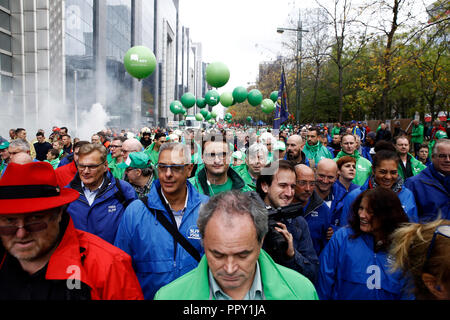 Brüssel, Belgien. 28. Sep 2018. Feuerwehrmänner und Arbeitnehmer aus dem öffentlichen Sektor März während eines Protestes gegen die geplante Rentenreform. Alexandros Michailidis/Alamy leben Nachrichten Stockfoto