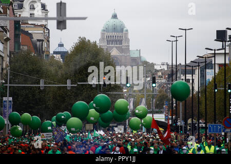 Brüssel, Belgien. 28. Sep 2018. Feuerwehrmänner und Arbeitnehmer aus dem öffentlichen Sektor März während eines Protestes gegen die geplante Rentenreform. Alexandros Michailidis/Alamy leben Nachrichten Stockfoto