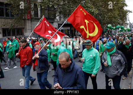 Brüssel, Belgien. 28. Sep 2018. Feuerwehrmänner und Arbeitnehmer aus dem öffentlichen Sektor März während eines Protestes gegen die geplante Rentenreform. Alexandros Michailidis/Alamy leben Nachrichten Stockfoto