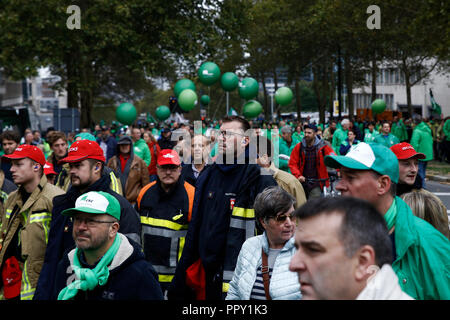 Brüssel, Belgien. 28. Sep 2018. Feuerwehrmänner und Arbeitnehmer aus dem öffentlichen Sektor März während eines Protestes gegen die geplante Rentenreform. Alexandros Michailidis/Alamy leben Nachrichten Stockfoto