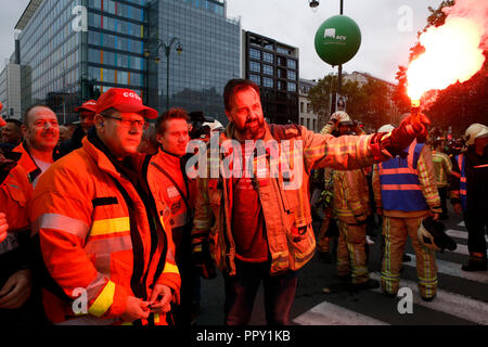 Brüssel, Belgien. 28. Sep 2018. Feuerwehrmänner und Arbeitnehmer aus dem öffentlichen Sektor März während eines Protestes gegen die geplante Rentenreform. Alexandros Michailidis/Alamy leben Nachrichten Stockfoto