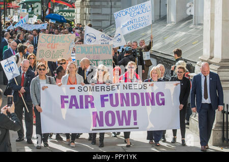 Whitehall, London, UK. 28. Sep 2018. Schulleiter März Downing Street in einer Petition für Phillip Hammond, der Schatzkanzler zu geben, fordert die faire Finanzierung der Schulen im ganzen Land. Credit: Guy Bell/Alamy leben Nachrichten Stockfoto