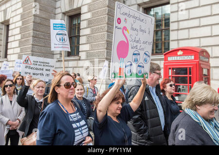 Whitehall, London, UK. 28. Sep 2018. Schulleiter März Downing Street in einer Petition für Phillip Hammond, der Schatzkanzler zu geben, fordert die faire Finanzierung der Schulen im ganzen Land. Credit: Guy Bell/Alamy leben Nachrichten Stockfoto