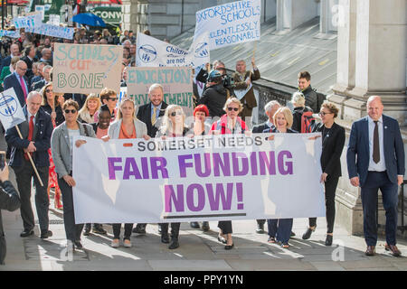 Whitehall, London, UK. 28. Sep 2018. Schulleiter März Downing Street in einer Petition für Phillip Hammond, der Schatzkanzler zu geben, fordert die faire Finanzierung der Schulen im ganzen Land. Credit: Guy Bell/Alamy leben Nachrichten Stockfoto