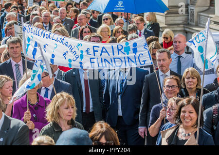 Whitehall, London, UK. 28. Sep 2018. Schulleiter März Downing Street in einer Petition für Phillip Hammond, der Schatzkanzler zu geben, fordert die faire Finanzierung der Schulen im ganzen Land. Credit: Guy Bell/Alamy leben Nachrichten Stockfoto